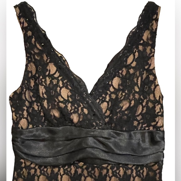 🔥🖤Beautiful, rich black lace dress w/ nude lining. Perfect little black dress! - Picture 3 of 4